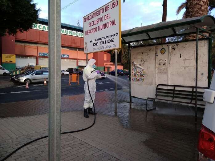 Labores de desinfección de mobiliario urbano de Telde durante la fase aguda de la pandemia/TA.